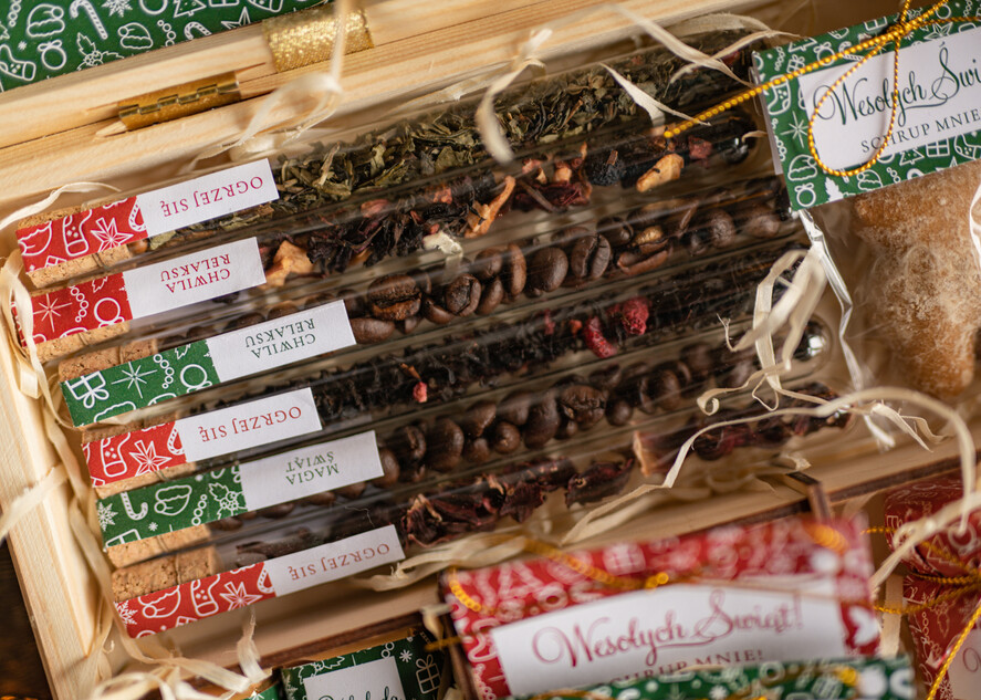 Prezenty oferta dla Firm słodkie zestawy  prezenty na świąta prezent z logo firmy czekolada z dodatkami  miód i herbata5