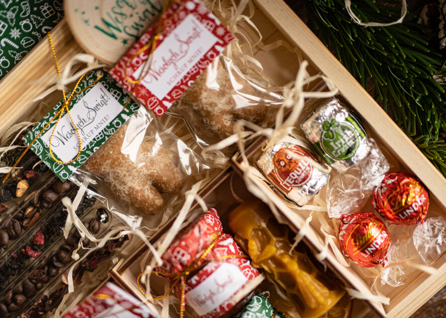 Prezenty oferta dla Firm słodkie zestawy  prezenty na świąta prezent z logo firmy czekolada z dodatkami  miód i herbata6