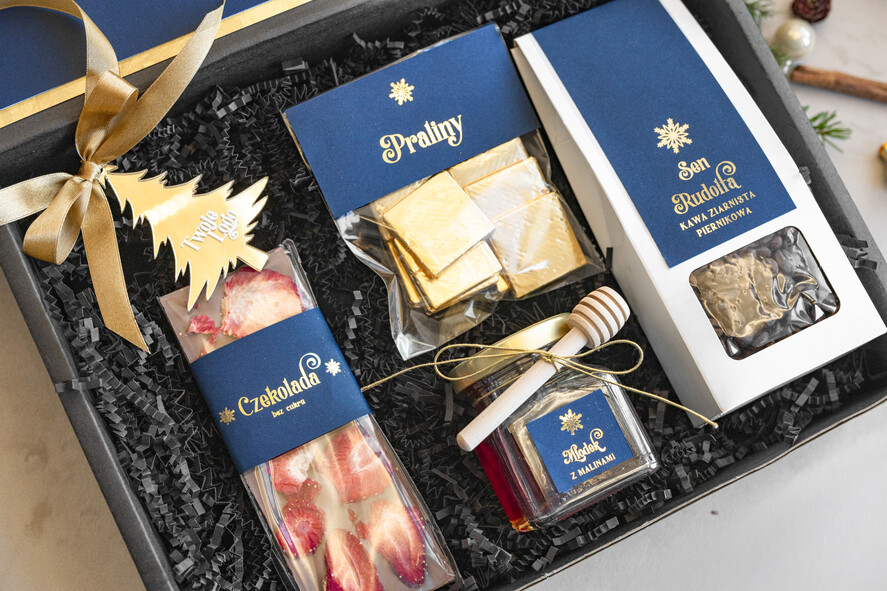 Prezenty oferta dla Firm słodkie zestawy  kosze prezentowe dla firm, prezenty biznesowe  z kawą i herbatą, upominki na święta dla pracowników i kontrahentów, personalizowane prezenty firmowe, zestawy świąteczne z logo, firmowe upominki świąteczne5