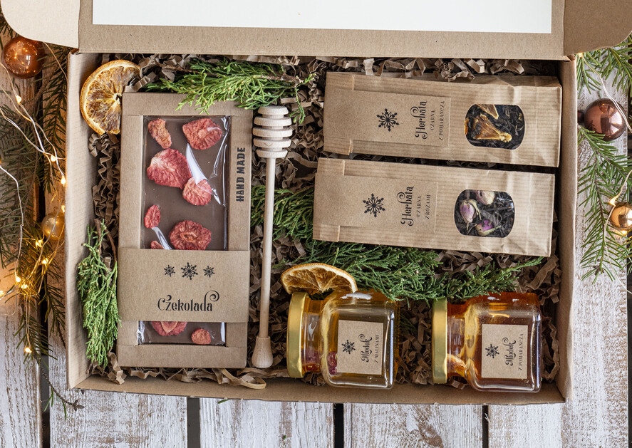 Prezenty oferta dla Firm słodkie zestawy  eleganckie prezenty biznesowe z czekoladą, prezent swiateczne od firm z logo, drobne prezenty dla pracowników od firmy, firmowe zestawy świąteczne z herbatą2