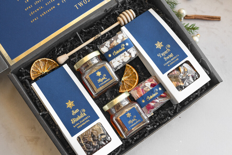 Prezenty oferta dla Firm słodkie zestawy  kosze prezentowe dla firm, prezenty biznesowe  z kawą i herbatą, upominki na święta dla pracowników i kontrahentów, personalizowane prezenty firmowe, zestawy świąteczne z logo, firmowe upominki świąteczne3