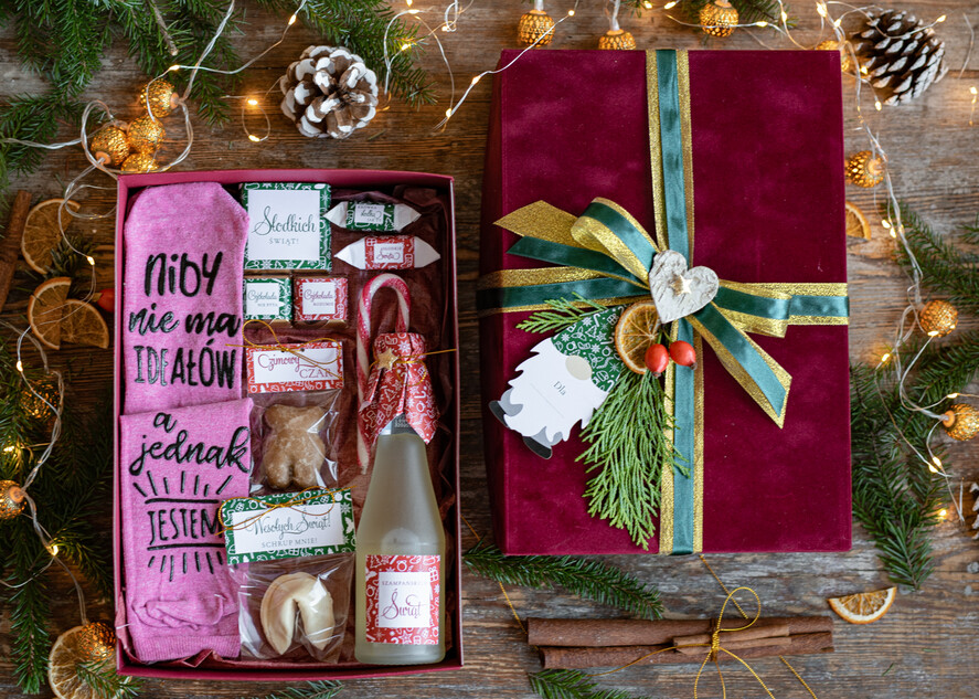 prezenty dla niej zestawy do grzańca zestaw świąteczny upominki na boże narodzenie dla siostry butelka z bąbelkami i słodkości 0