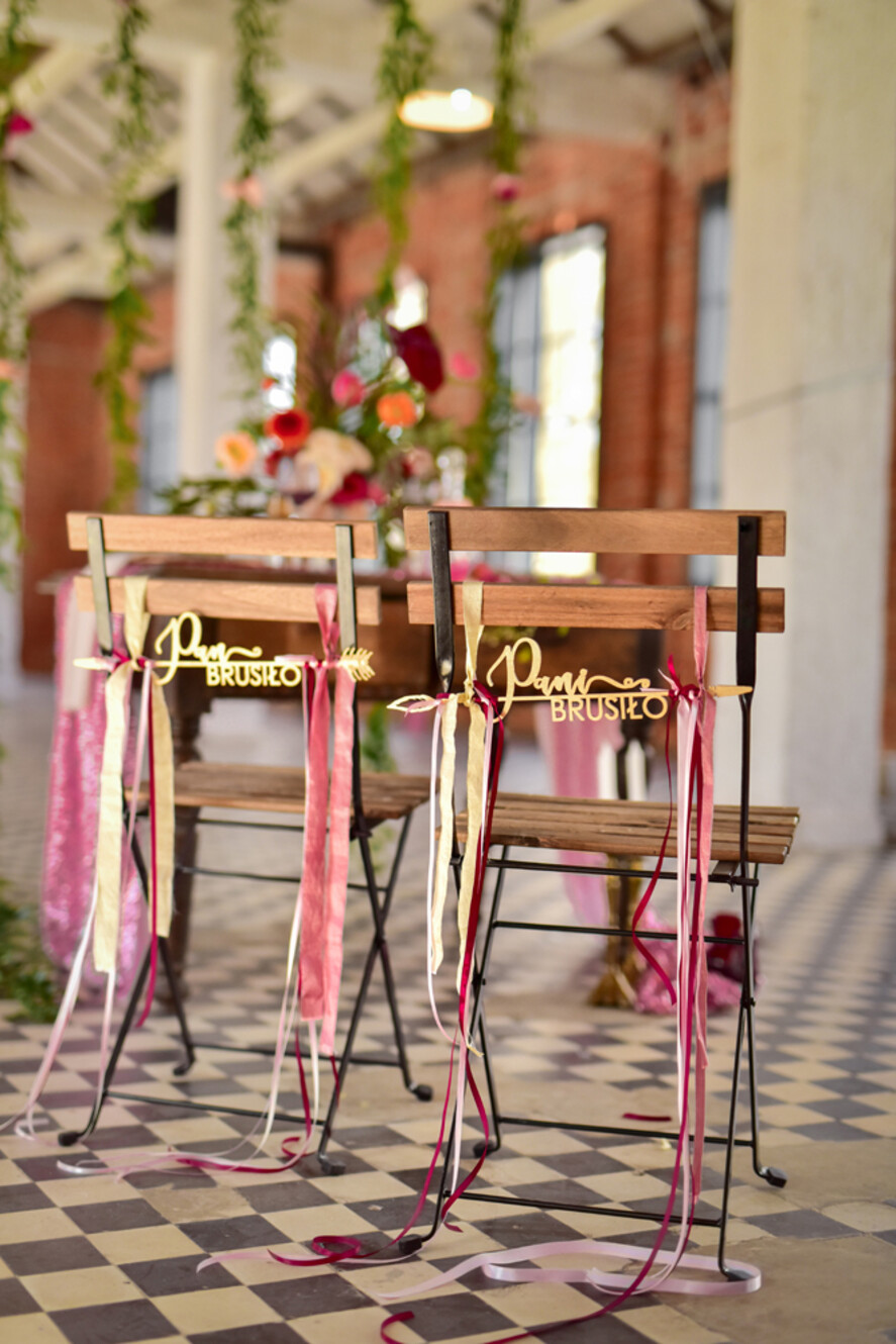 Dekoracje Sali weselnej/Dodatki do Zdjęć tabliczki z napisami  akcesoria ślubne, drewniane napisy na krzesła Pary Młodej z ozdobnymi wstążkami 1