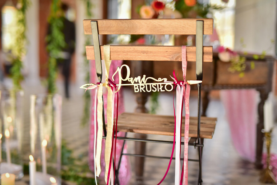 Dekoracje Sali weselnej/Dodatki do Zdjęć tabliczki z napisami  akcesoria ślubne, drewniane napisy na krzesła Pary Młodej z ozdobnymi wstążkami 2