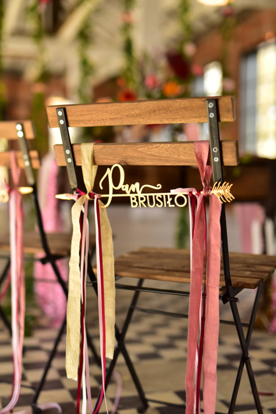 Dekoracje Sali weselnej/Dodatki do Zdjęć tabliczki z napisami  akcesoria ślubne, drewniane napisy na krzesła Pary Młodej z ozdobnymi wstążkami 3