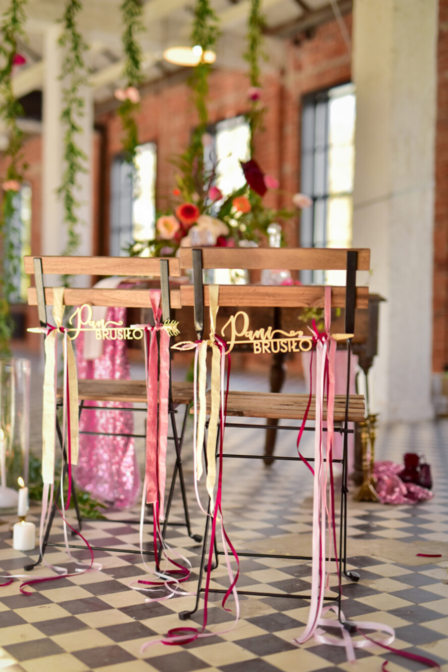 Dekoracje Sali weselnej/Dodatki do Zdjęć tabliczki z napisami  akcesoria ślubne, drewniane napisy na krzesła Pary Młodej z ozdobnymi wstążkami 0