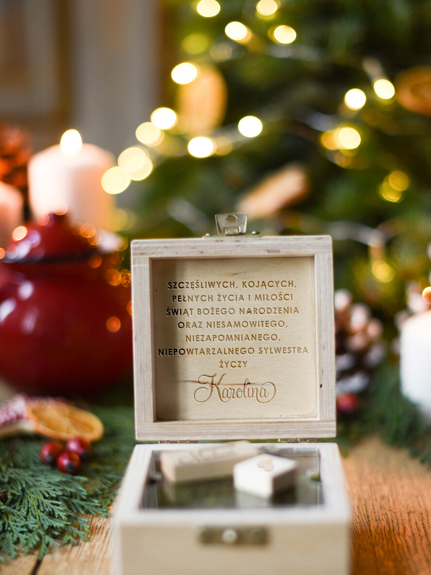 prezenty dla niego pendrive podstawki na tablet telefon  pomysl na prezent dla mężczyzny pod choinkę, podstawka na tablet z grawerem4