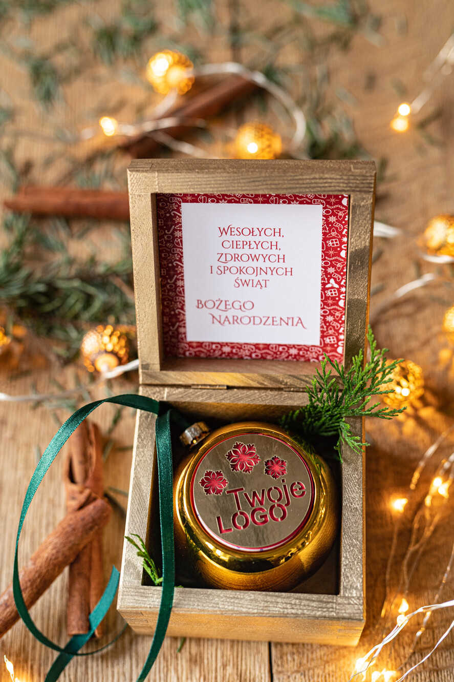Prezenty oferta dla Firm drobne prezenty dla firm Prezent Biznesowy Na Święta z Logo Ekskluzywna Bombka z logo na choinkę z Logo Firmy, życzenia zapakowane w  drewniane pudełko 4