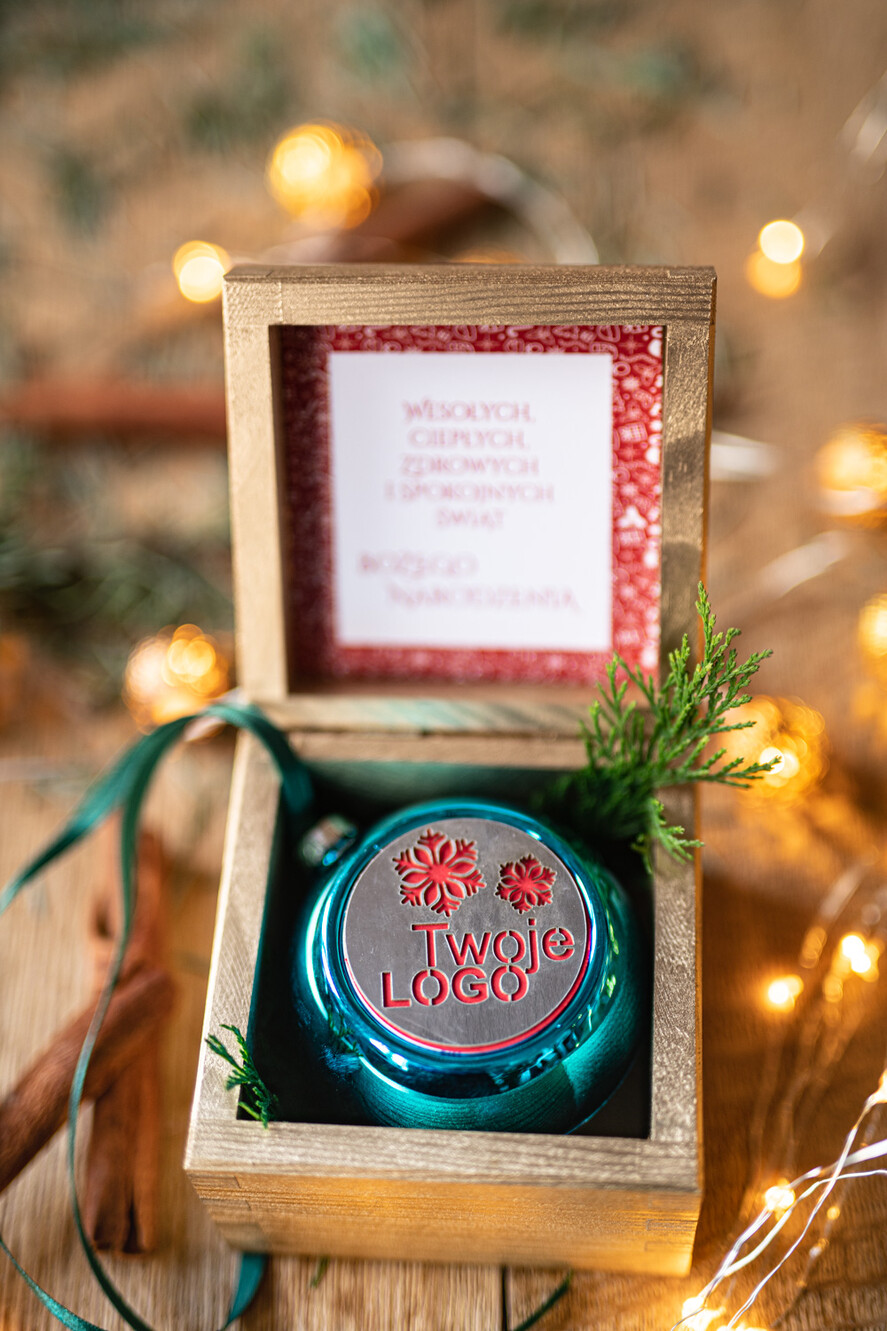Prezenty oferta dla Firm drobne prezenty dla firm Prezent Biznesowy Na Święta z Logo Ekskluzywna Bombka z logo na choinkę z Logo Firmy , życzenia zapakowane w  drewniane pudełko 1