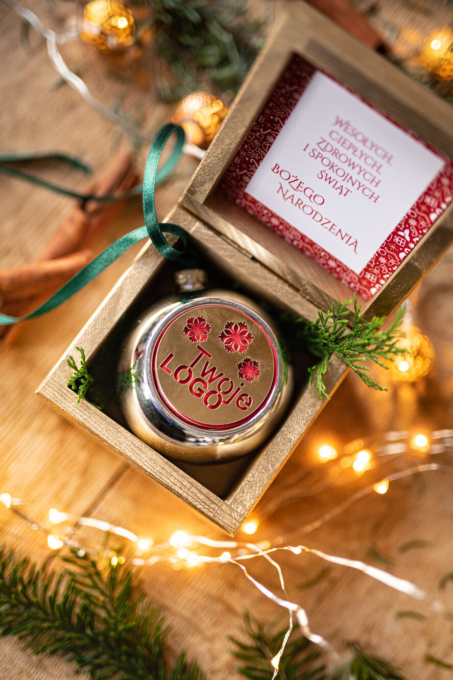 Prezenty oferta dla Firm drobne prezenty dla firm Prezent Biznesowy Na Święta z Logo Ekskluzywna Bombka z logo na choinkę z Logo Firmy , życzenia zapakowane w  drewniane pudełko 1