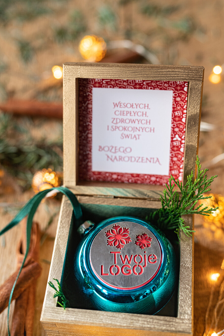 Prezenty oferta dla Firm drobne prezenty dla firm Prezent Biznesowy Na Święta z Logo Ekskluzywna Bombka z logo na choinkę z Logo Firmy , życzenia zapakowane w  drewniane pudełko 3
