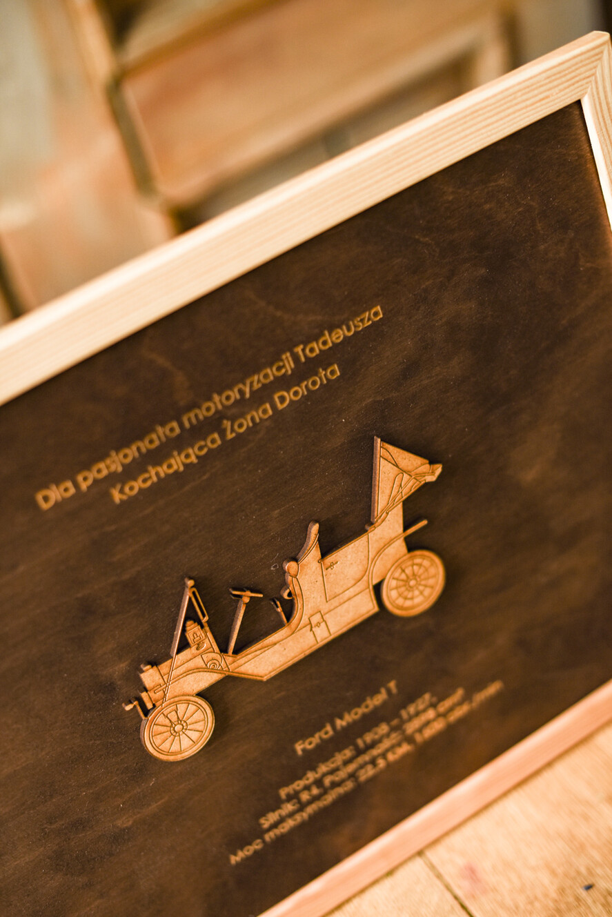 prezenty dla niego Puzzle, drewniane skrzynie, skarbonki pomysł na prezent dla faceta pod choinkę obrazek z autem i dedykacją  2