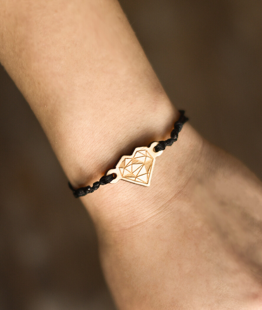 prezenty dla niej bransoletki szczęścia  bransoletka drewniana na sznurku - serduszko geometryczne z drewna - pomysł na prezent dla niej 1