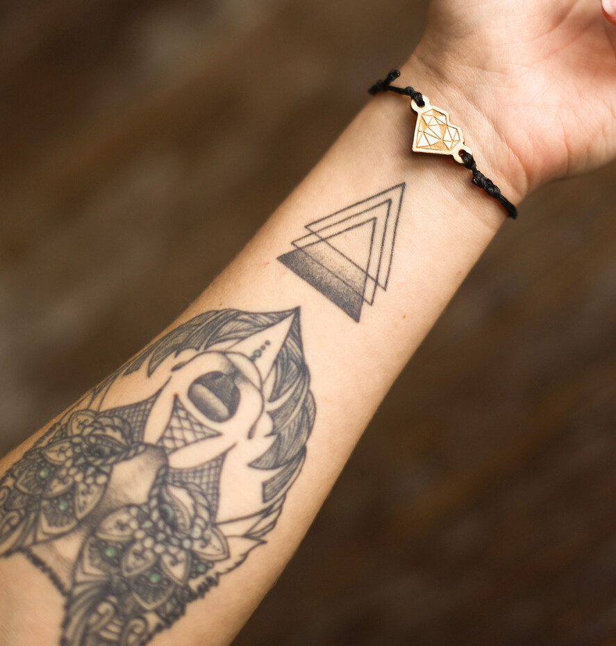 prezenty dla niej bransoletki szczęścia  bransoletka drewniana na sznurku - serduszko geometryczne z drewna - pomysł na prezent dla niej 2