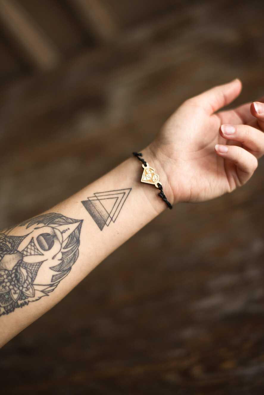 prezenty dla niej bransoletki szczęścia  bransoletka drewniana na sznurku - serduszko geometryczne z drewna - pomysł na prezent dla niej 3