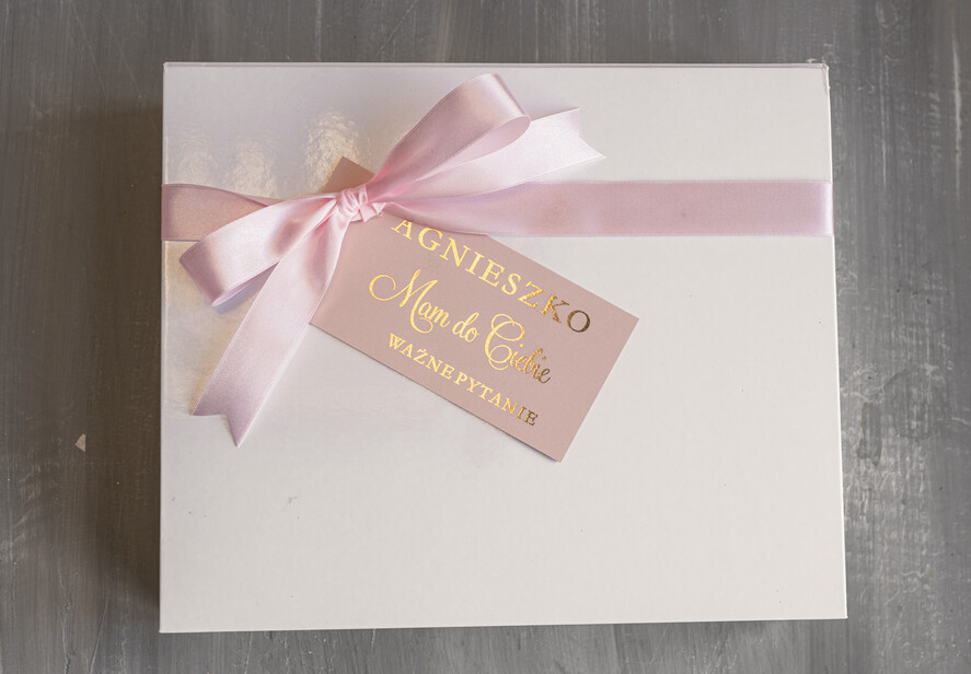 Prezenty dla świadków boxy prezentowe dla Świadkowej, prośba o świadkowanie  prezent dla druhny, pomysł na prezent dla świadkowej, Box prezentowy dla świadkowej z różowym szlafrokiem, zestaw prezentowy dla druhny2