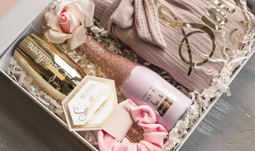 Prezenty dla świadków boxy prezentowe dla Świadkowej, prośba o świadkowanie  prezent dla druhny, pomysł na prezent dla świadkowej, Box prezentowy dla świadkowej z różowym szlafrokiem, zestaw prezentowy dla druhny13