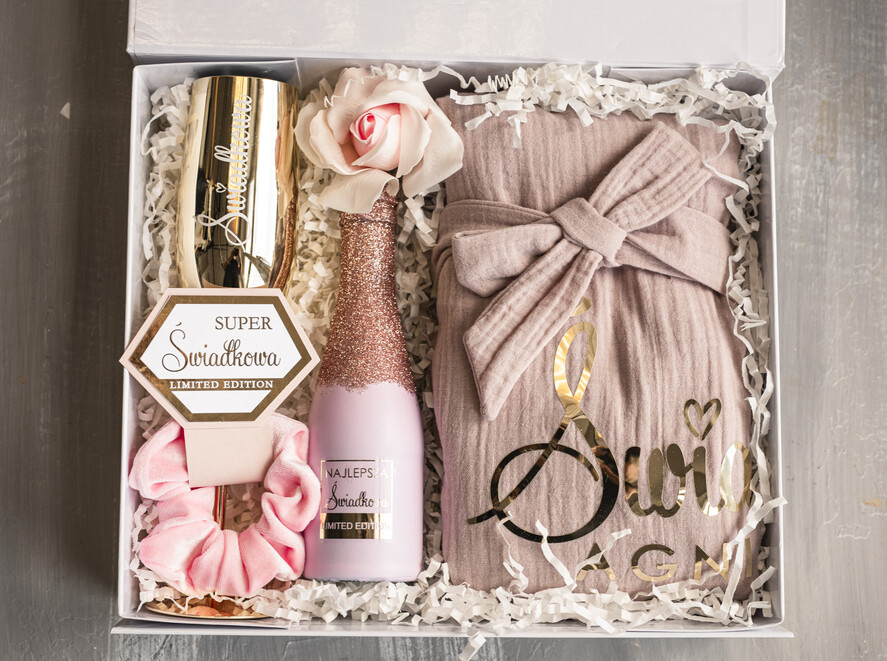 Prezenty dla świadków boxy prezentowe dla Świadkowej, prośba o świadkowanie  prezent dla druhny, pomysł na prezent dla świadkowej, Box prezentowy dla świadkowej z różowym szlafrokiem, zestaw prezentowy dla druhny14