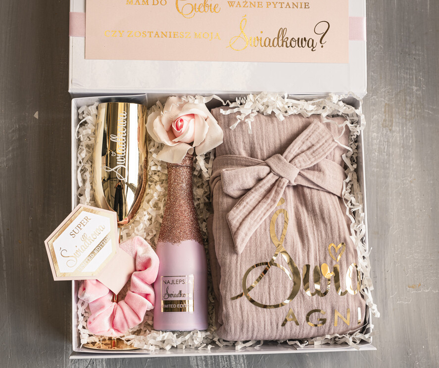 Prezenty dla świadków boxy prezentowe dla Świadkowej, prośba o świadkowanie  prezent dla druhny, pomysł na prezent dla świadkowej, Box prezentowy dla świadkowej z różowym szlafrokiem, zestaw prezentowy dla druhny3