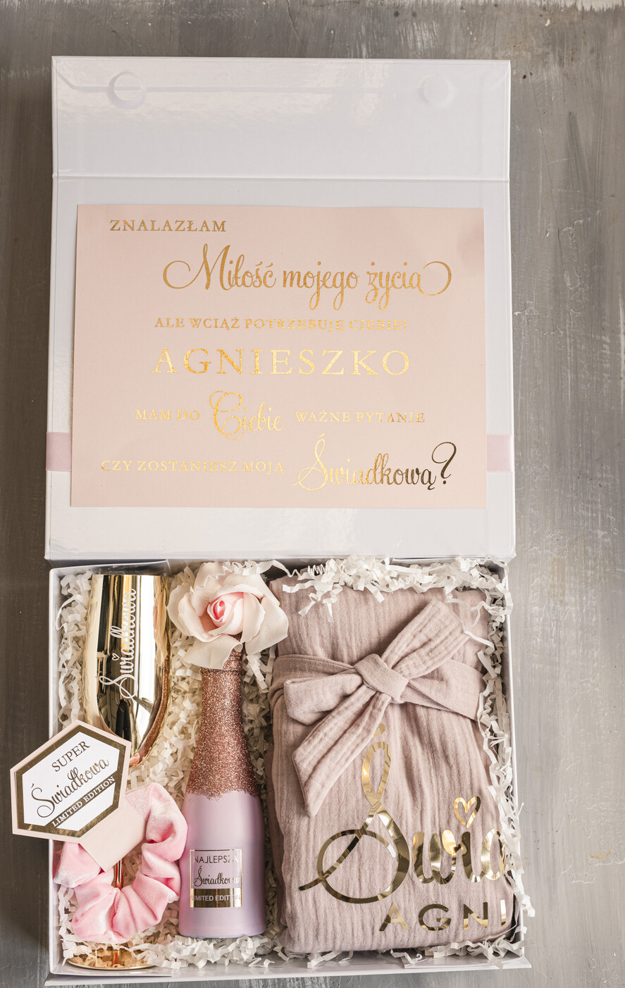 Prezenty dla świadków boxy prezentowe dla Świadkowej, prośba o świadkowanie  prezent dla druhny, pomysł na prezent dla świadkowej, Box prezentowy dla świadkowej z różowym szlafrokiem, zestaw prezentowy dla druhny4