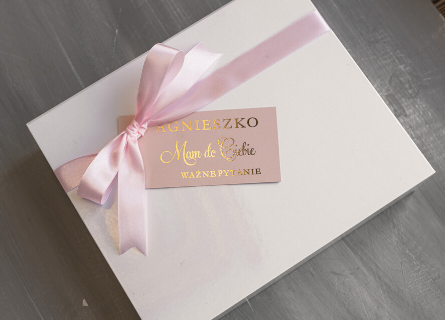 Prezenty dla świadków boxy prezentowe dla Świadkowej, prośba o świadkowanie  prezent dla druhny, pomysł na prezent dla świadkowej, Box prezentowy dla świadkowej z różowym szlafrokiem, zestaw prezentowy dla druhny7