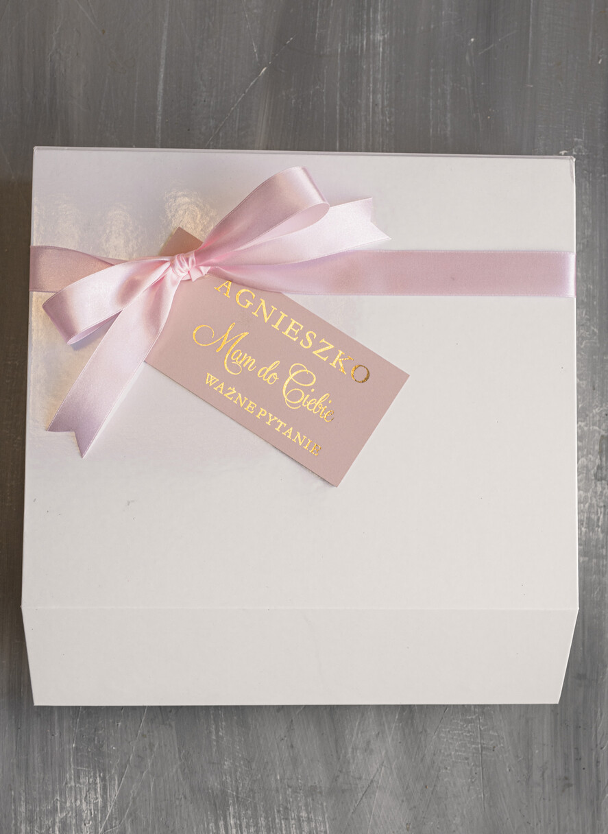 Prezenty dla świadków boxy prezentowe dla Świadkowej, prośba o świadkowanie  prezent dla druhny, pomysł na prezent dla świadkowej, Box prezentowy dla świadkowej z różowym szlafrokiem, zestaw prezentowy dla druhny8