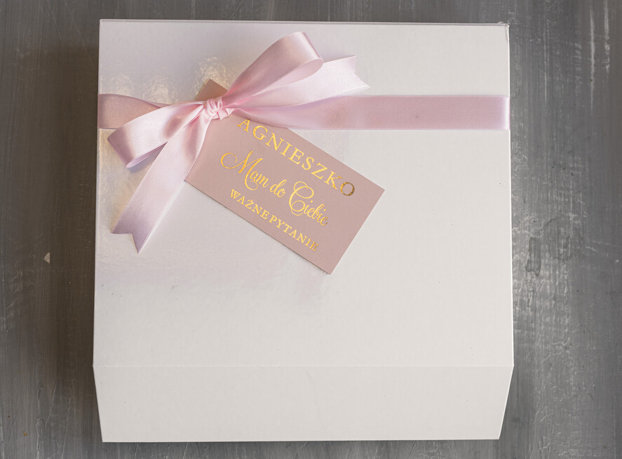 Prezenty dla świadków boxy prezentowe dla Świadkowej, prośba o świadkowanie  prezent dla druhny, pomysł na prezent dla świadkowej, Box prezentowy dla świadkowej z różowym szlafrokiem, zestaw prezentowy dla druhny9