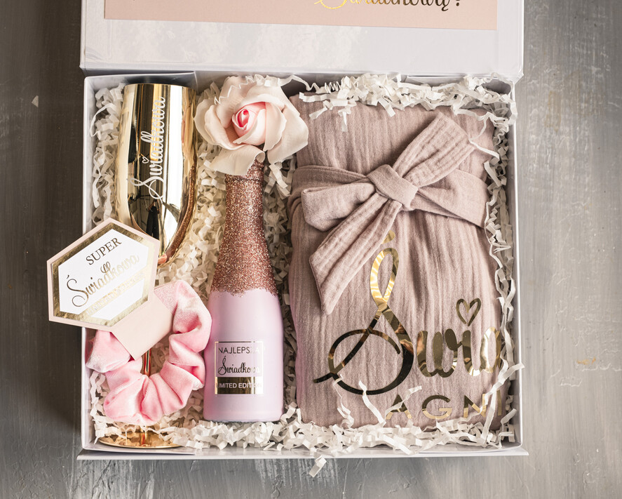 Prezenty dla świadków boxy prezentowe dla Świadkowej, prośba o świadkowanie  prezent dla druhny, pomysł na prezent dla świadkowej, Box prezentowy dla świadkowej z różowym szlafrokiem, zestaw prezentowy dla druhny12