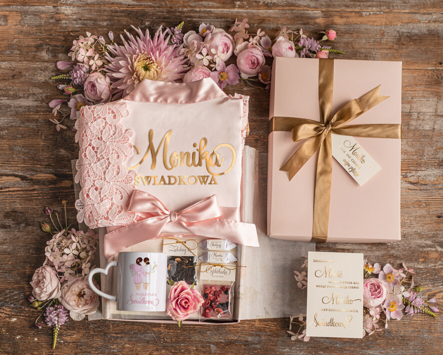Prezenty dla świadków boxy prezentowy dla Świadkowej, prośba o świadkowanie  box prezentowy dla druhny satynowa podomka z koronką0