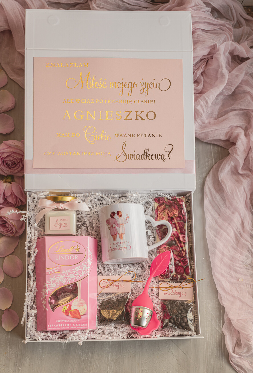 Prezenty dla świadków boxy prezentowy dla Świadkowej, prośba o świadkowanie  pomysł na prośbę o świadkowanie, prezent dla świadkowej zestaw kosmetyków, kubek dla świadkowej, box prezentowy dla świadkowej i druhny0