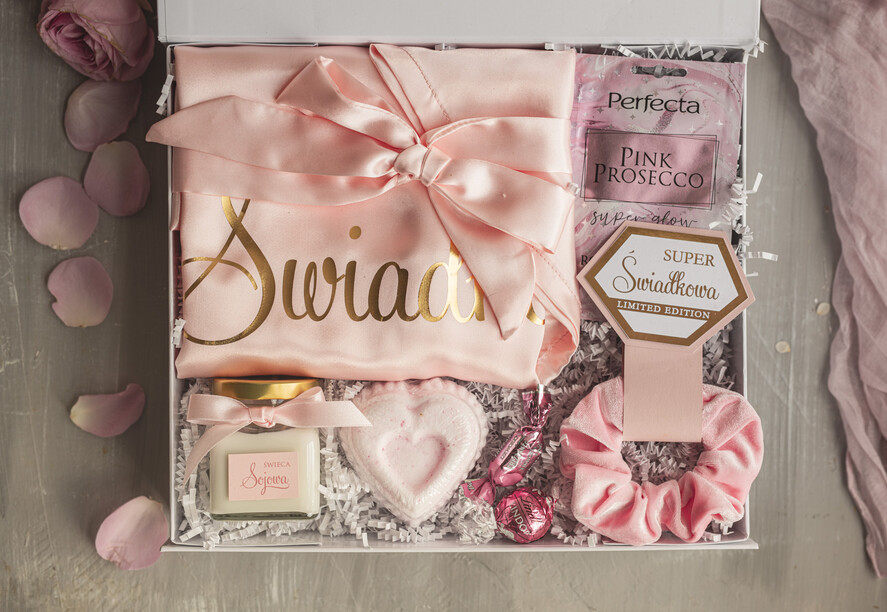 Prezenty dla świadków boxy prezentowe dla Świadkowej, prośba o świadkowanie  Praktyczny i przydatny Box prezentowy dla świadkowej z kosmetykami i szlafrokiem, prezent dla druhny, prośba o świadkowanie pudelko prezentowe dla świadkowej 2