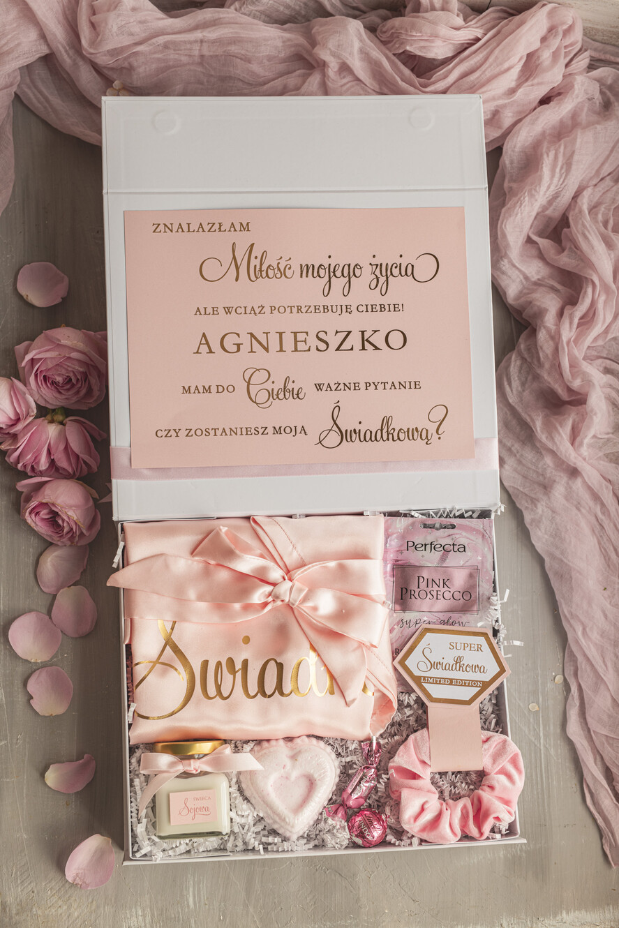 Prezenty dla świadków boxy prezentowe dla Świadkowej, prośba o świadkowanie  Praktyczny i przydatny Box prezentowy dla świadkowej z kosmetykami i szlafrokiem, prezent dla druhny, prośba o świadkowanie pudelko prezentowe dla świadkowej 7