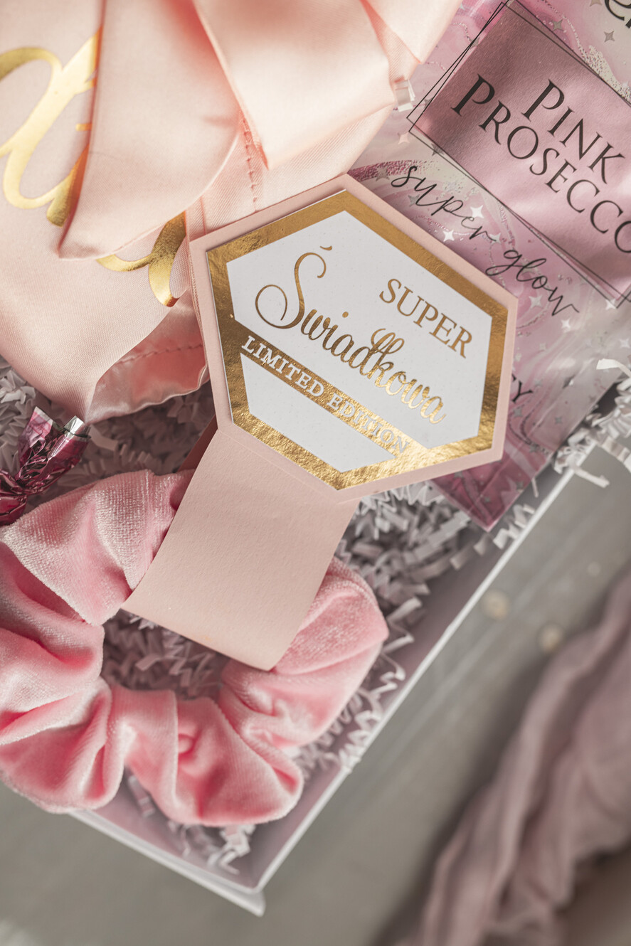 Prezenty dla świadków boxy prezentowe dla Świadkowej, prośba o świadkowanie  Praktyczny i przydatny Box prezentowy dla świadkowej z kosmetykami i szlafrokiem, prezent dla druhny, prośba o świadkowanie pudelko prezentowe dla świadkowej 11