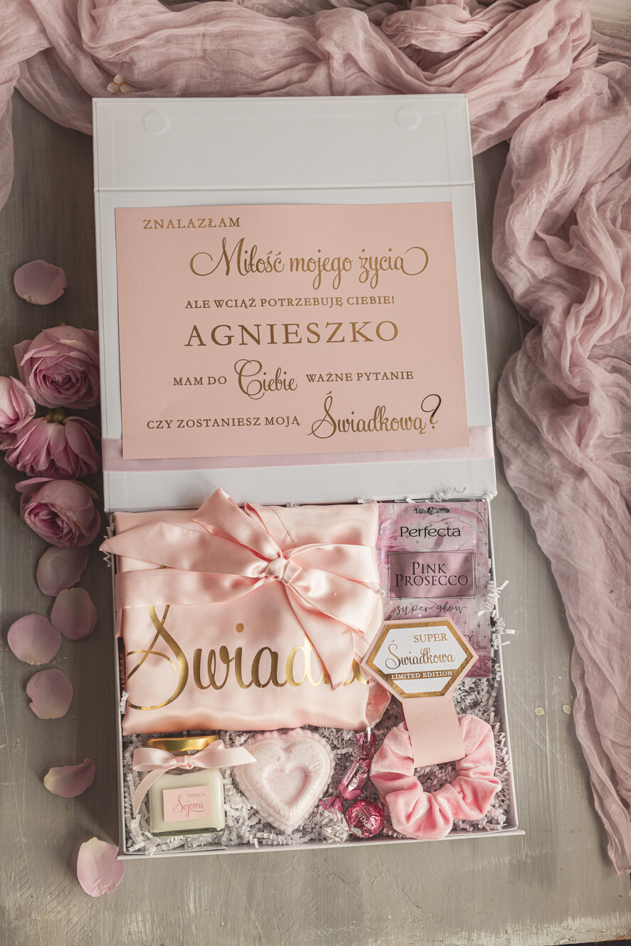 Prezenty dla świadków boxy prezentowe dla Świadkowej, prośba o świadkowanie  Praktyczny i przydatny Box prezentowy dla świadkowej z kosmetykami i szlafrokiem, prezent dla druhny, prośba o świadkowanie pudelko prezentowe dla świadkowej 1