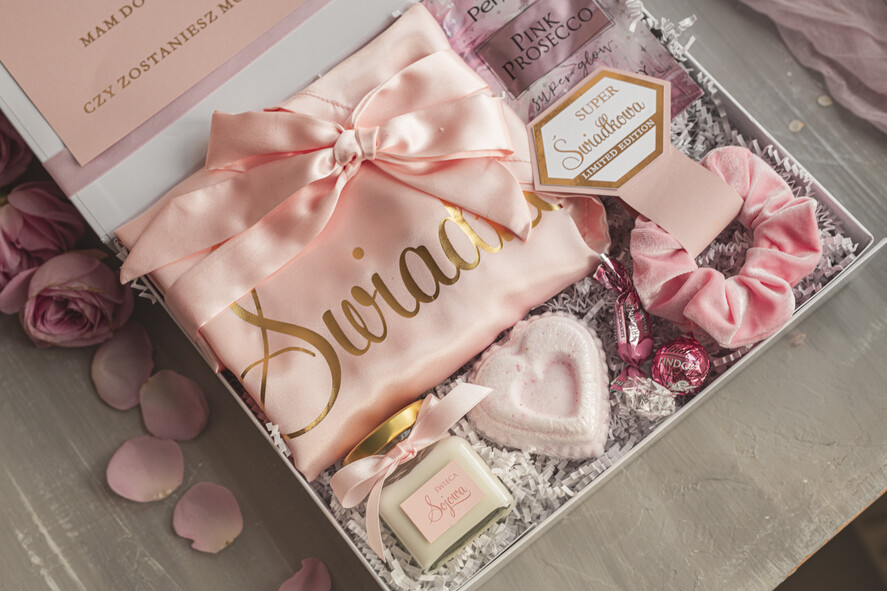 Prezenty dla świadków boxy prezentowy dla Świadkowej, prośba o świadkowanie  Praktyczny i przydatny Box prezentowy dla świadkowej z kosmetykami i szlafrokiem, prezent dla druhny, prośba o świadkowanie pudelko prezentowe dla świadkowej 10