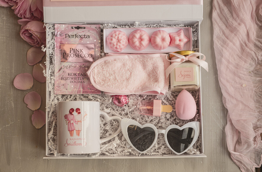 Prezenty dla świadków boxy prezentowe dla Świadkowej, prośba o świadkowanie  pomysł na prośbę o świadkowanie, prezent dla świadkowej zestaw kosmetyków, kubek dla świadkowej, box prezentowy dla świadkowej i druhny1