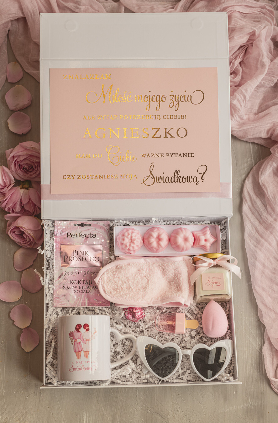 Prezenty dla świadków boxy prezentowy dla Świadkowej, prośba o świadkowanie  pomysł na prośbę o świadkowanie, prezent dla świadkowej zestaw kosmetyków, kubek dla świadkowej, box prezentowy dla świadkowej i druhny0