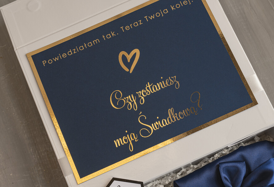 Prezenty dla świadków boxy prezentowe dla Świadkowej, prośba o świadkowanie  prezent dla druhny, pomysł na prezent dla świadkowej, Box prezentowy dla świadkowej z granatowym szlafrokiem, zestaw prezentowy dla druhny4