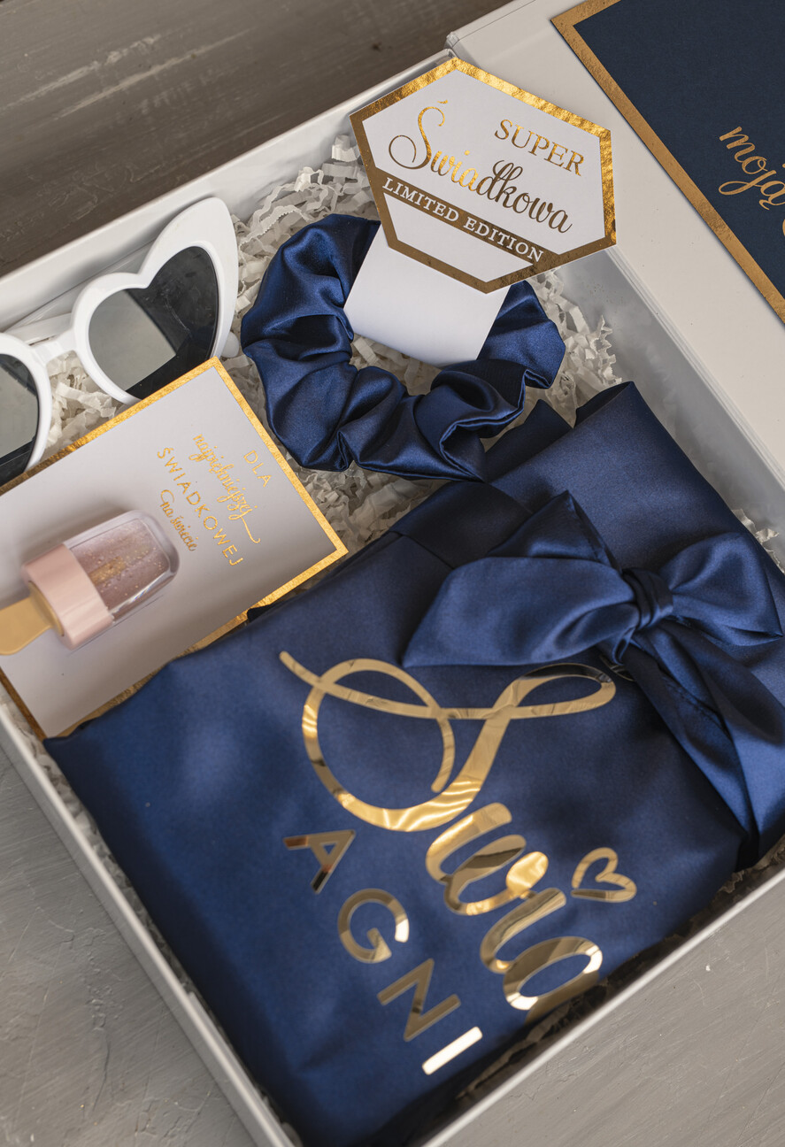 Prezenty dla świadków boxy prezentowe dla Świadkowej, prośba o świadkowanie  prezent dla druhny, pomysł na prezent dla świadkowej, Box prezentowy dla świadkowej z granatowym szlafrokiem, zestaw prezentowy dla druhny5