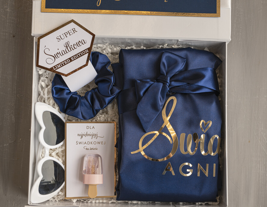 Prezenty dla świadków boxy prezentowe dla Świadkowej, prośba o świadkowanie  prezent dla druhny, pomysł na prezent dla świadkowej, Box prezentowy dla świadkowej z granatowym szlafrokiem, zestaw prezentowy dla druhny10