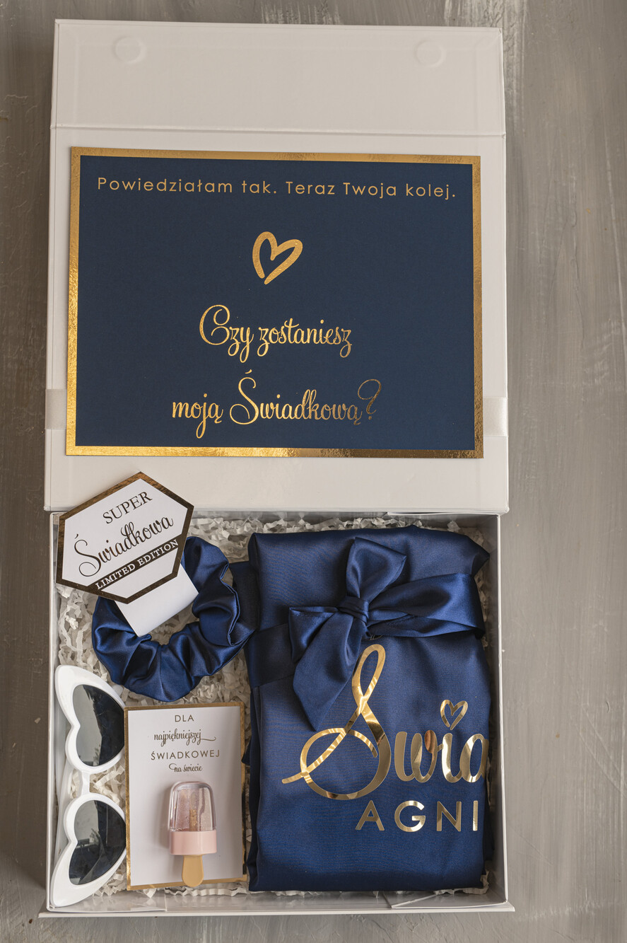 Prezenty dla świadków boxy prezentowe dla Świadkowej, prośba o świadkowanie  prezent dla druhny, pomysł na prezent dla świadkowej, Box prezentowy dla świadkowej z granatowym szlafrokiem, zestaw prezentowy dla druhny1