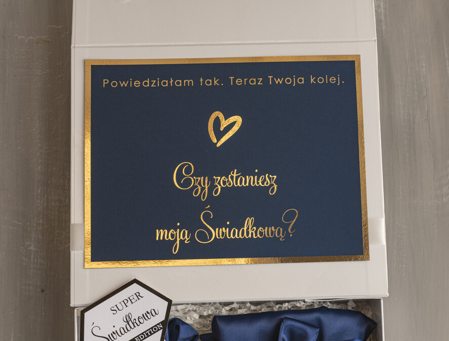 Prezenty dla świadków boxy prezentowy dla Świadkowej, prośba o świadkowanie  prezent dla druhny, pomysł na prezent dla świadkowej, Box prezentowy dla świadkowej z granatowym szlafrokiem, zestaw prezentowy dla druhny2
