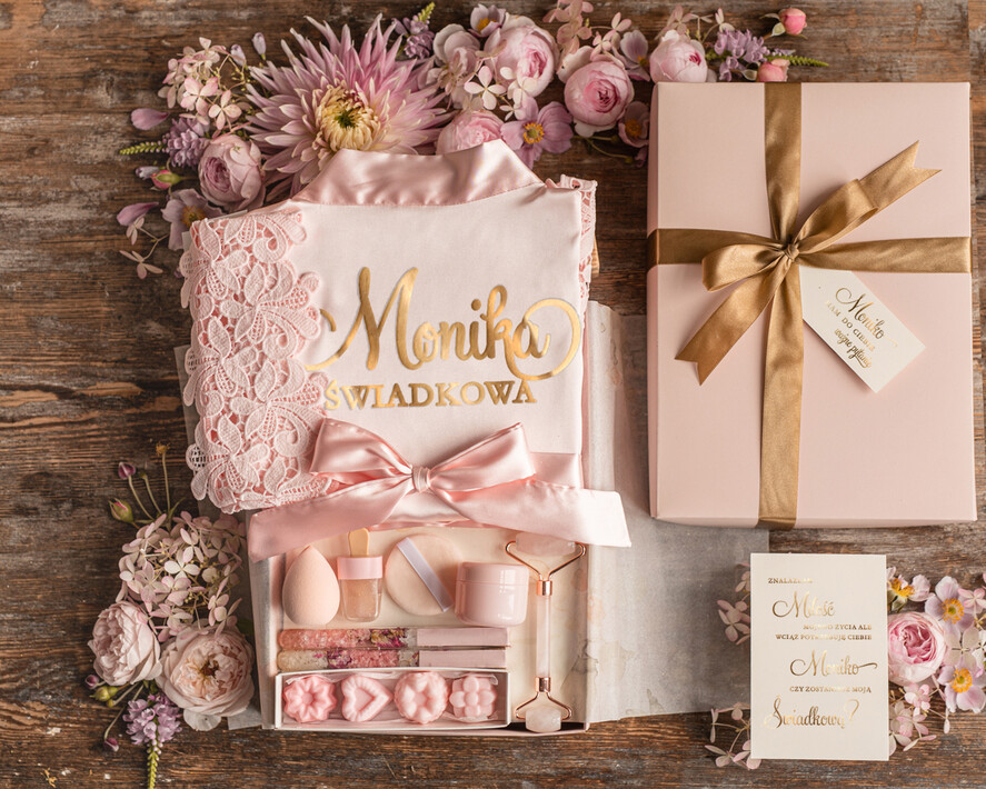 Prezenty dla świadków boxy prezentowy dla Świadkowej, prośba o świadkowanie  prośba o świadkowanie fajny prezent dla świadkowej szlafrok ze złotym napisem 0