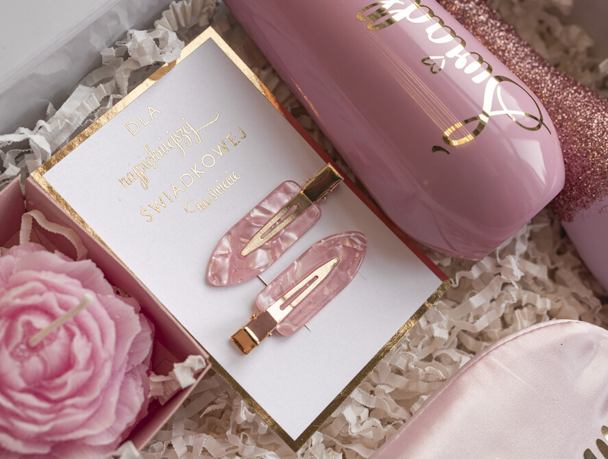 Prezenty dla świadków boxy prezentowe dla Świadkowej, prośba o świadkowanie  pomysł na prośbę o świadkowanie, prezent dla świadkowej zestaw kosmetyków,  prezent dla druhny brokatowa butelka, box prezentowy dla świadkowej i druhny6