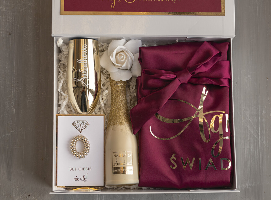 Prezenty dla świadków boxy prezentowe dla Świadkowej, prośba o świadkowanie  czy zostaniesz moją świadkową pomysł na prezent dla świadkowej, Box prezentowy dla świadkowej z bordowym szlafrokiem, zestaw prezentowy dla druhny2