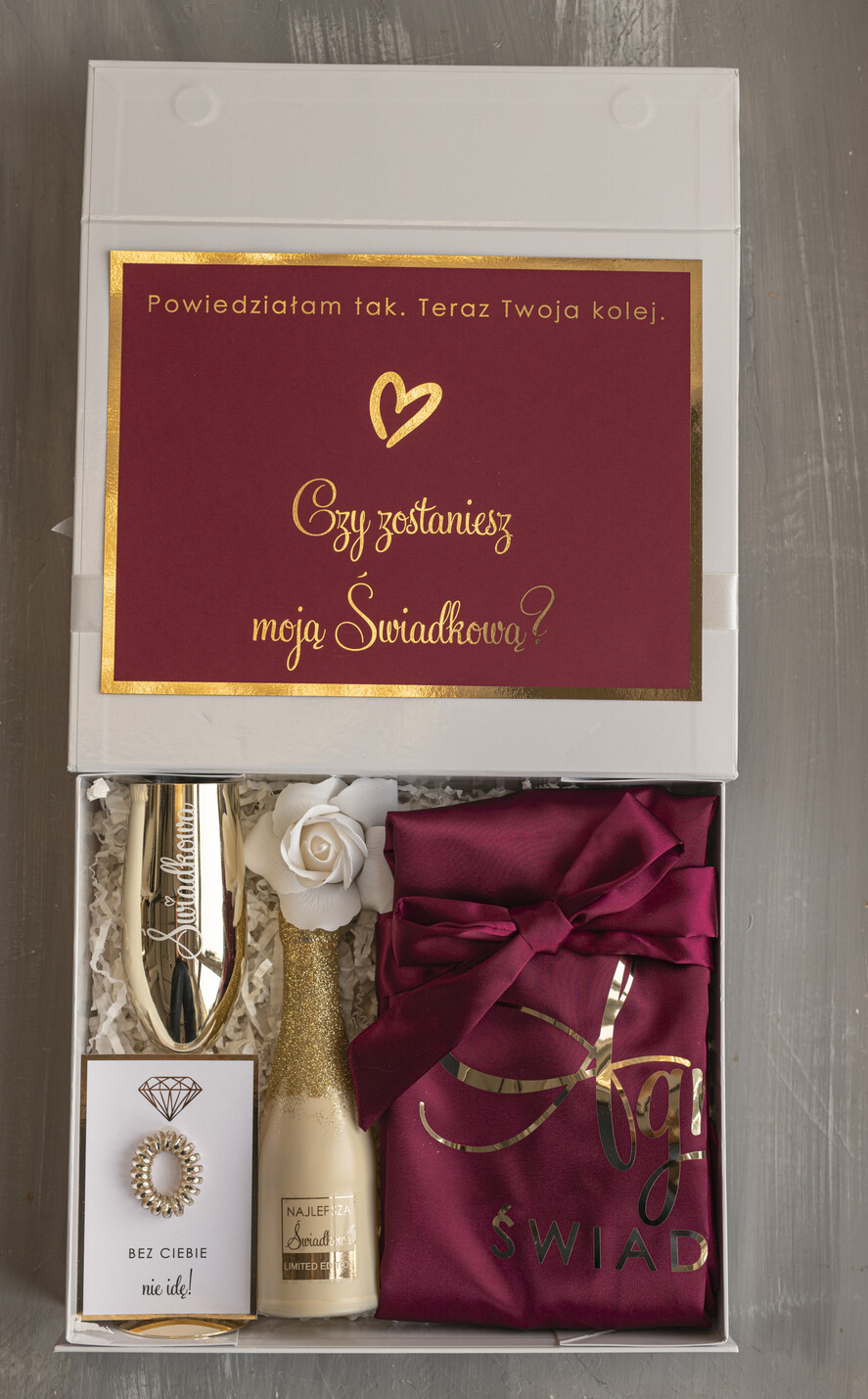 Prezenty dla świadków boxy prezentowy dla Świadkowej, prośba o świadkowanie  czy zostaniesz moją świadkową pomysł na prezent dla świadkowej, Box prezentowy dla świadkowej z bordowym szlafrokiem, zestaw prezentowy dla druhny1