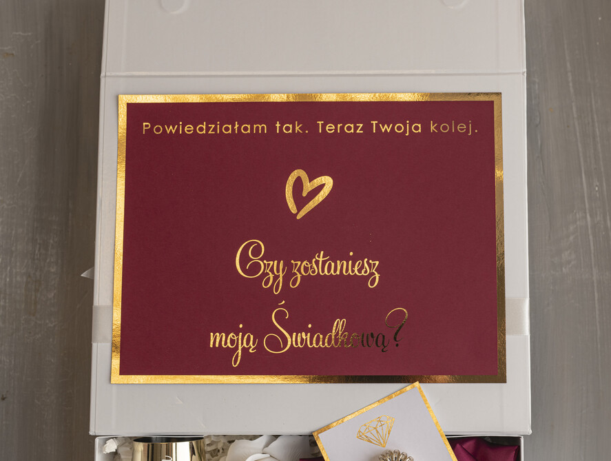 Prezenty dla świadków boxy prezentowy dla Świadkowej, prośba o świadkowanie  czy zostaniesz moją świadkową pomysł na prezent dla świadkowej, Box prezentowy dla świadkowej z bordowym szlafrokiem, zestaw prezentowy dla druhny4