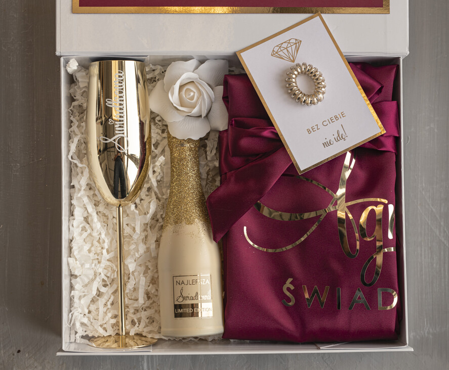 Prezenty dla świadków boxy prezentowy dla Świadkowej, prośba o świadkowanie  czy zostaniesz moją świadkową pomysł na prezent dla świadkowej, Box prezentowy dla świadkowej z bordowym szlafrokiem, zestaw prezentowy dla druhny7