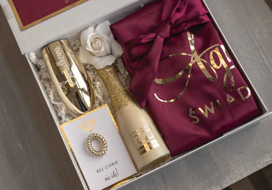 Prezenty dla świadków boxy prezentowy dla Świadkowej, prośba o świadkowanie  czy zostaniesz moją świadkową pomysł na prezent dla świadkowej, Box prezentowy dla świadkowej z bordowym szlafrokiem, zestaw prezentowy dla druhny8