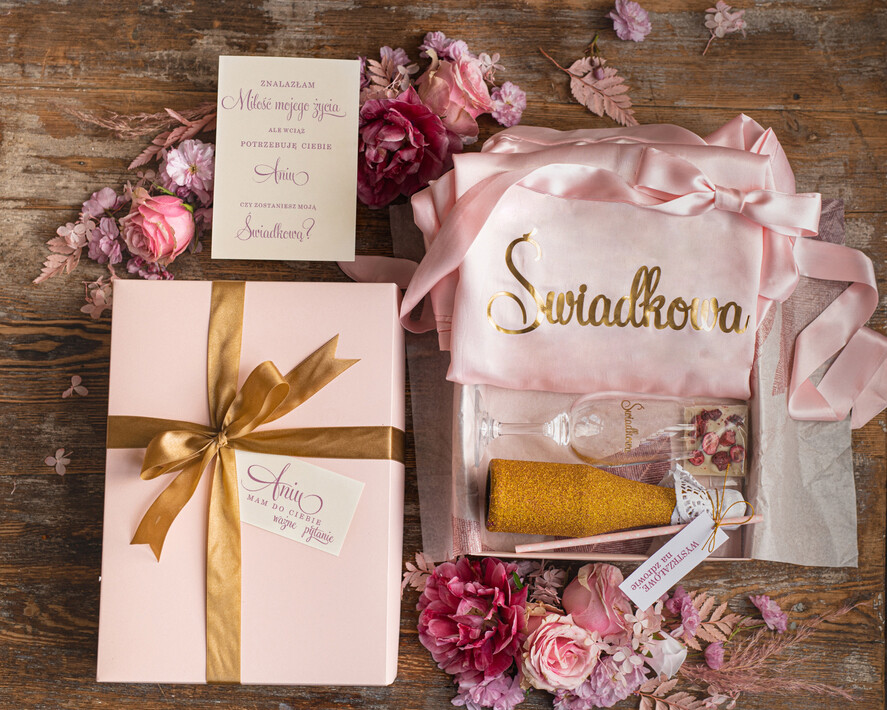 Prezenty dla świadków boxy prezentowy dla Świadkowej, prośba o świadkowanie  Satynowy Szlafrok ze Złotym Napisem Prezent dla Świadkowej Zestaw Kosmetyczny- Prośba o świadkowanie1